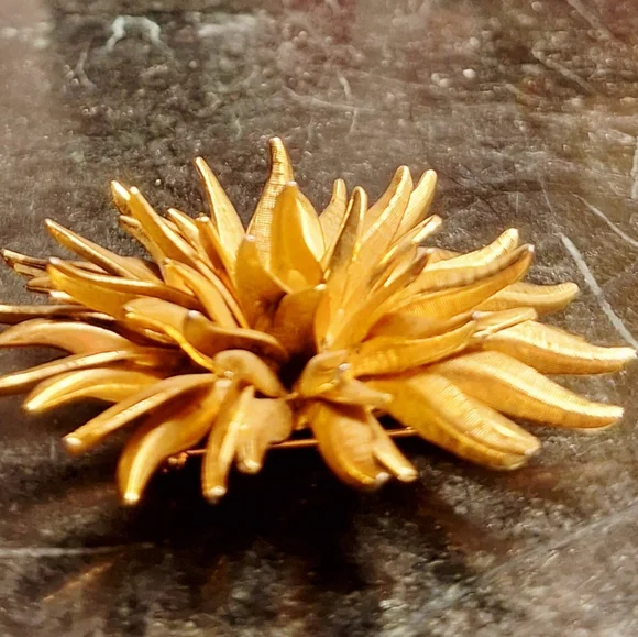 Elegant Gold Tone Sea Urchin Floral Vintage Brooch MB - Picture 3 of 4